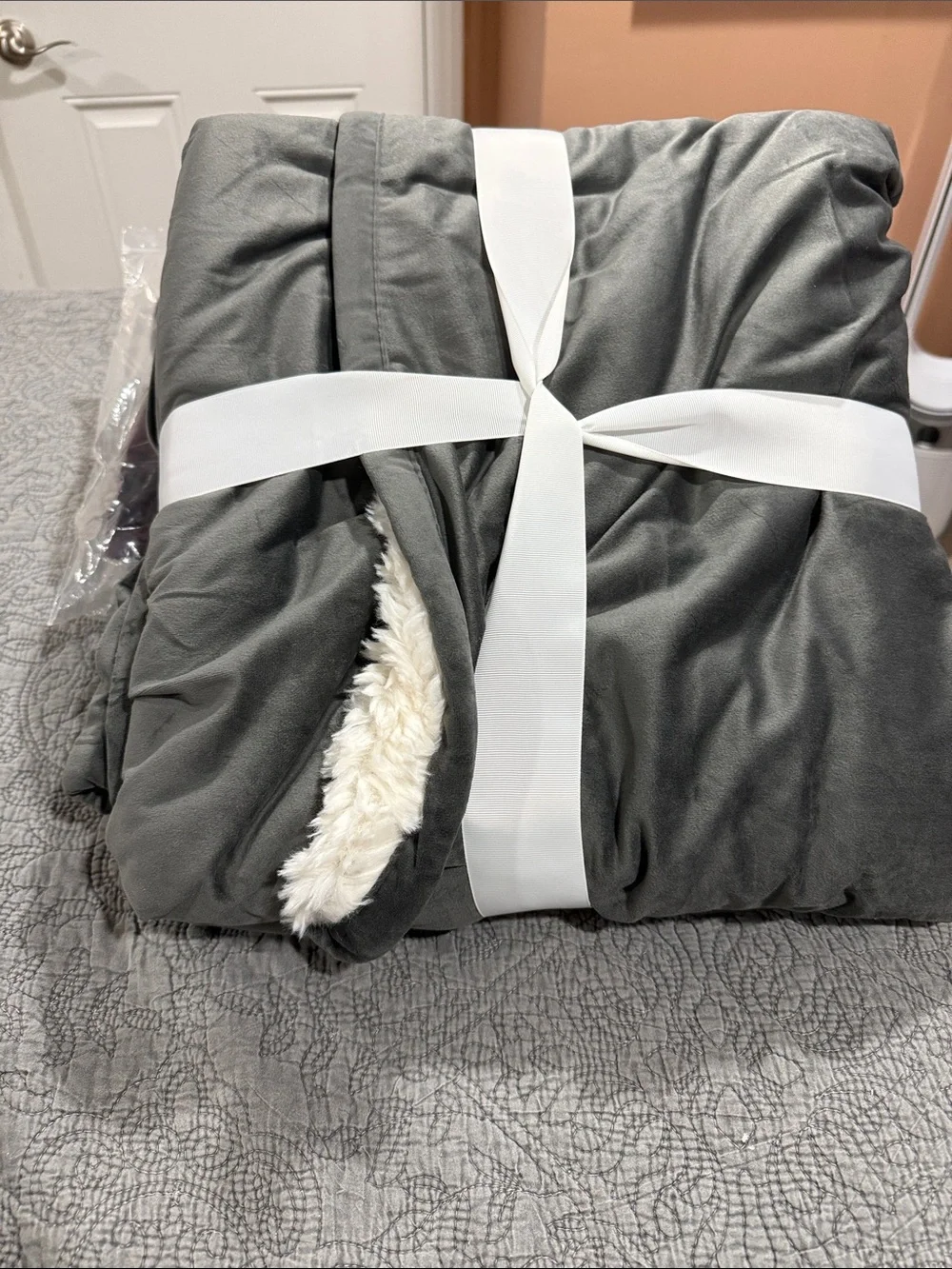 NWT UGG Duffield Throw Charcoal Gray Plush Throw with White Ribbon